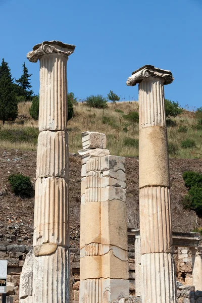 La colonna ionica nell'antica città greca Efeso — Foto Stock