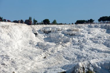 Pamukkale hindisinin içinde travertin havuzları ve terasları