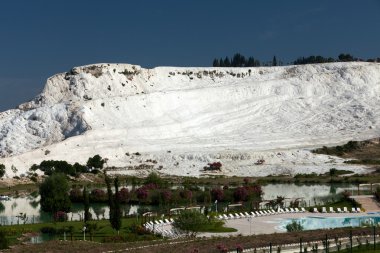 Pamukkale hindisinin içinde travertin havuzları ve terasları