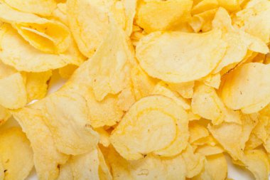 Patates cipsi beyaz arkaplanda izole
