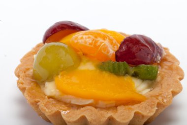 tatlı kek üzerine beyaz izole meyve ile