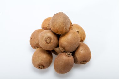 Beyaz arkaplanda yalıtılmış Kivi meyvesi