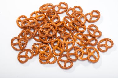 beyaz zemin üzerinde tuzlu kraker