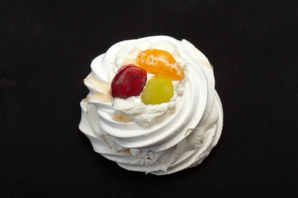 Bolo doce com frutas isoladas em preto — Fotografia de Stock