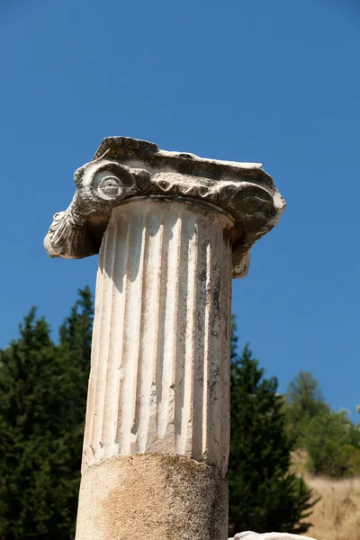 La colonne ionique dans la ville grecque antique Ephèse — Photo