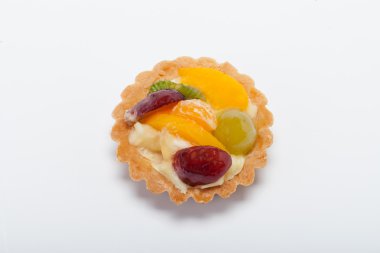 tatlı kek üzerine beyaz izole meyve ile