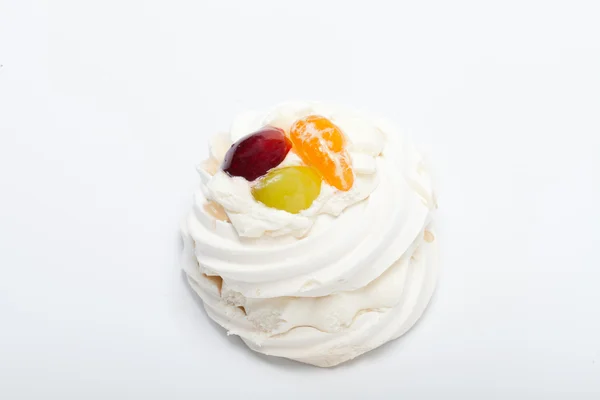 Dolce torta con frutta isolata su bianco — Foto Stock