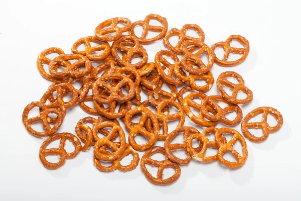 beyaz zemin üzerinde tuzlu kraker