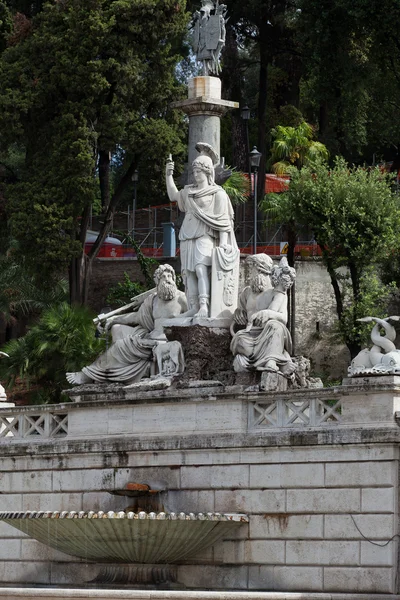 Rom - Skulptur und Brunnen der Piazza del Popolo — Stockfoto