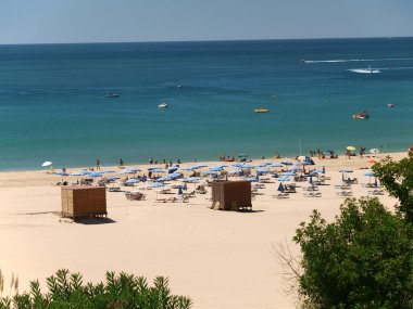Algarve bölgesindeki huzurlu Praia de Rocha sahilinin bir bölümü..