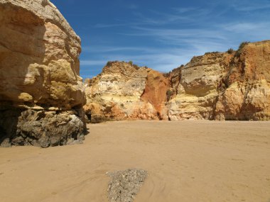 Algarve bölgesindeki huzurlu Praia de Rocha sahilinin bir bölümü..