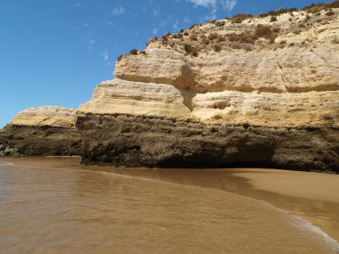 Algarve bölgesindeki huzurlu Praia de Rocha sahilinin bir bölümü..