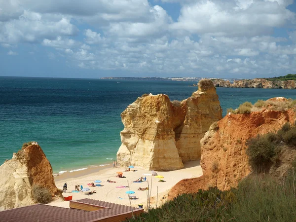 Una sección de la idílica playa de Praia de Rocha en la región del Algarve . — Foto de Stock