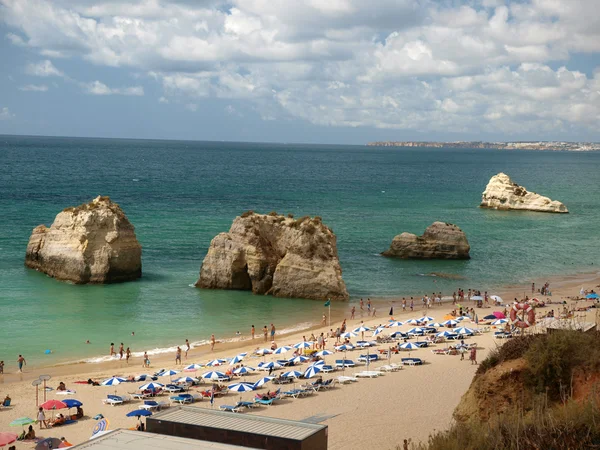 Ein Abschnitt des idyllischen Strandes Praia de Rocha an der Algarve. — Stockfoto