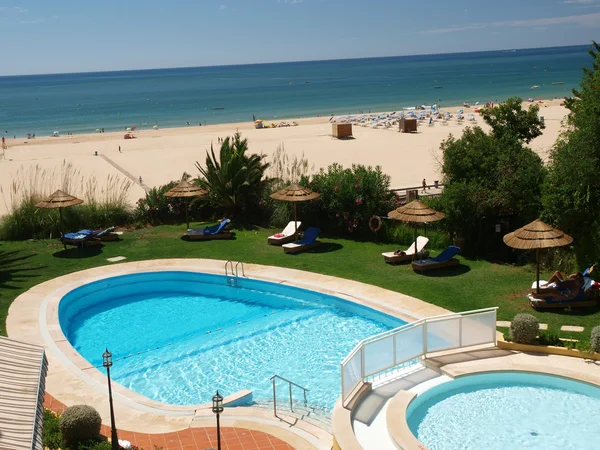 Una sezione dell'idilliaca spiaggia Praia de Rocha nella regione dell'Algarve . — Foto Stock