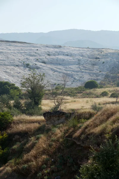 Pamukkale hindisinin içinde travertin havuzları ve terasları — Stok fotoğraf