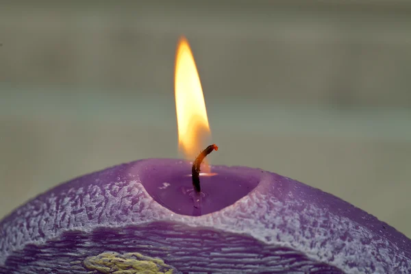 Vela com flores de lavanda. Conceito de aromaterapia — Fotografia de Stock