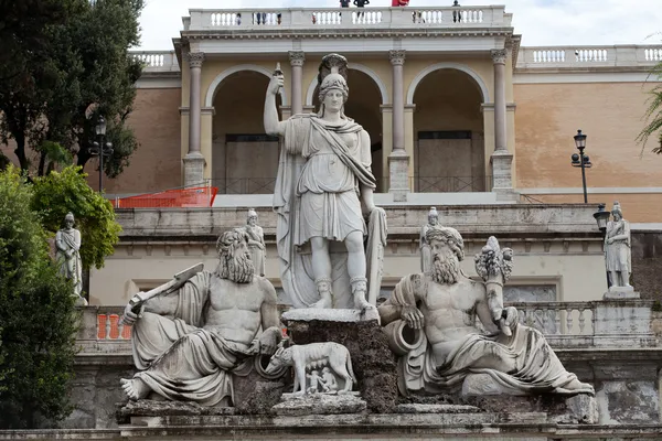 Rome - sculpture et fontaine de Piazza del Popolo — Photo