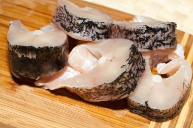 bir parça taze çiğ balık. sağlıklı beslenme.