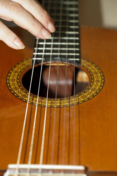 Close-up van akoestische gitaar — Stockfoto