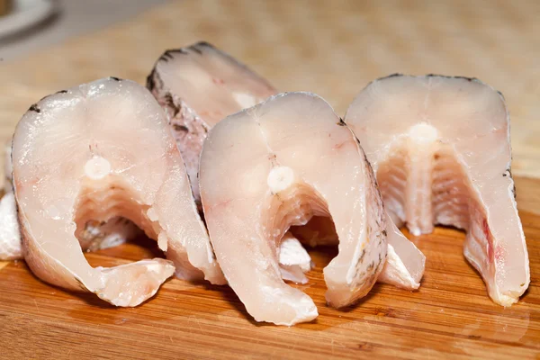 Un trozo de pescado crudo fresco. La dieta saludable . — Foto de Stock