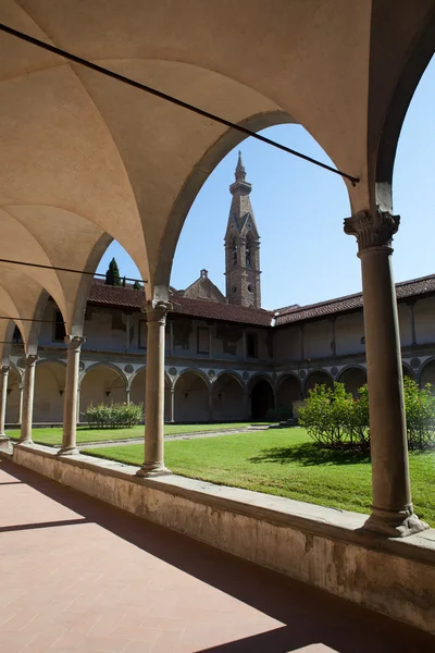 Patio interior de la basílica de Santa Croce en Florencia, Italia . —  Fotos de Stock