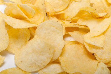 Patates cipsi beyaz arkaplanda izole