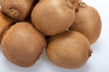 Beyaz arkaplanda yalıtılmış Kivi meyvesi