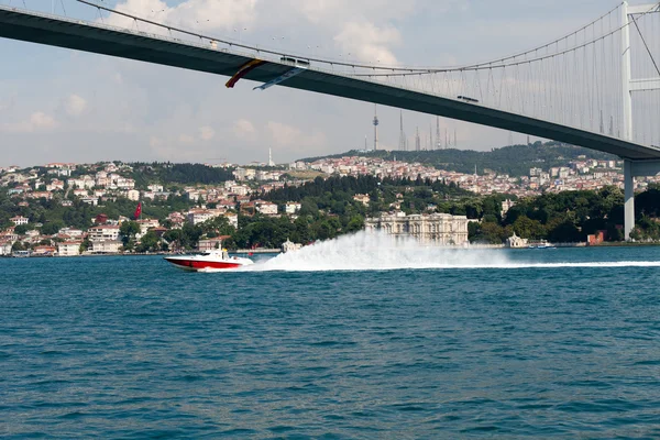 Истомбул - Боспорский мост, соединяющий Европу и Азию — стоковое фото