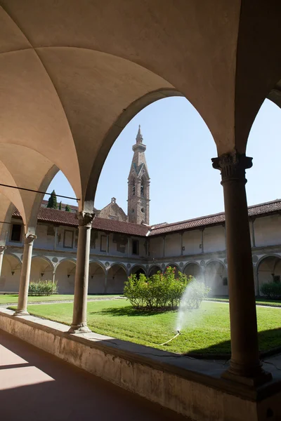 Internal courtyard of basilica Santa Croce in Florence, Italia. — Stock Photo, Image