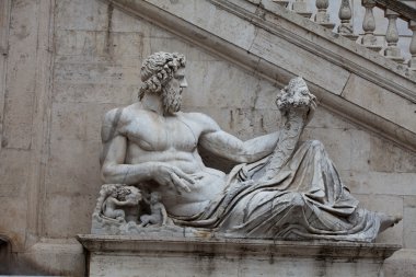 Roma - michelangelo tarafından rendelenmiş capitolium tiber Nehri'nin heykel.