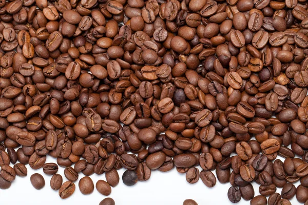 Grãos de café fechar isolado em branco — Fotografia de Stock