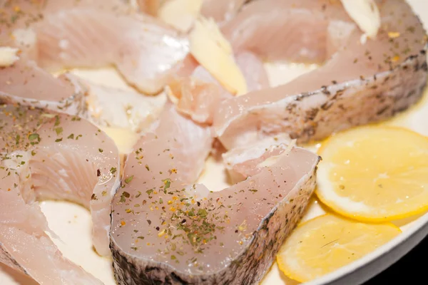 O peixe frito na frigideira — Fotografia de Stock