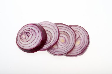 dilimlenmiş soğan üzerinde beyaz izole