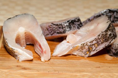 bir parça taze çiğ balık. sağlıklı beslenme.