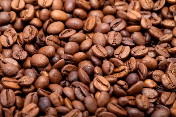 Granos de café de cerca aislados en blanco — Foto de Stock