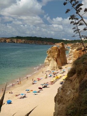 Algarve bölgesindeki huzurlu Praia de Rocha sahilinin bir bölümü..