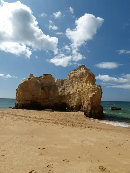 Une partie de la plage idyllique de Praia de Rocha sur la région de l'Algarve . — Photo