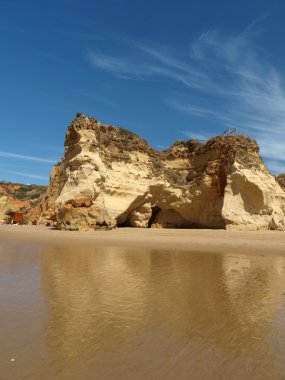 Algarve bölgesindeki huzurlu Praia de Rocha sahilinin bir bölümü..