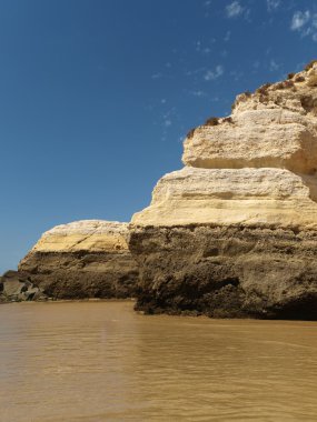 Algarve bölgesindeki huzurlu Praia de Rocha sahilinin bir bölümü..