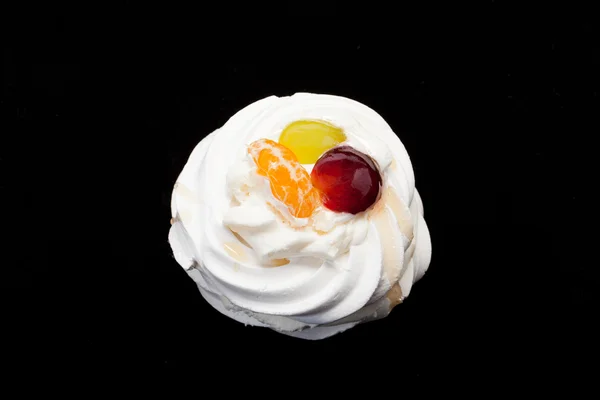 Bolo doce com frutas isoladas em preto — Fotografia de Stock
