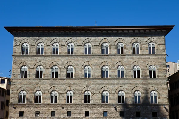 A Palazzo delle Assicurazioni Generali Firenzében — Stock Fotó