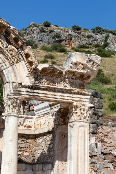 Hadrian-Tempel in der antiken griechischen Stadt Ephesus — Stockfoto