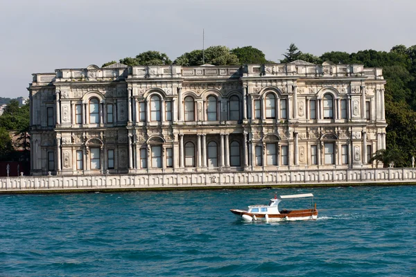 Estambul - Palacio Dolmabahce visto desde el Bósforo — Foto de Stock