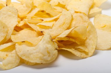 Patates cipsi beyaz arkaplanda izole