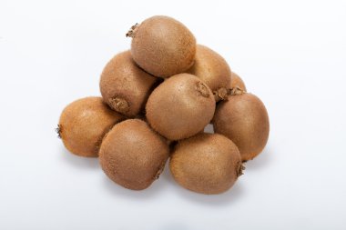 Beyaz arkaplanda yalıtılmış Kivi meyvesi