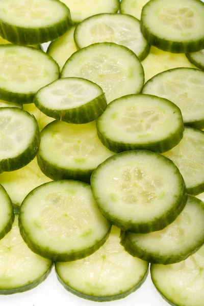 Pepino recién cortado en rodajas aislado sobre fondo blanco —  Fotos de Stock