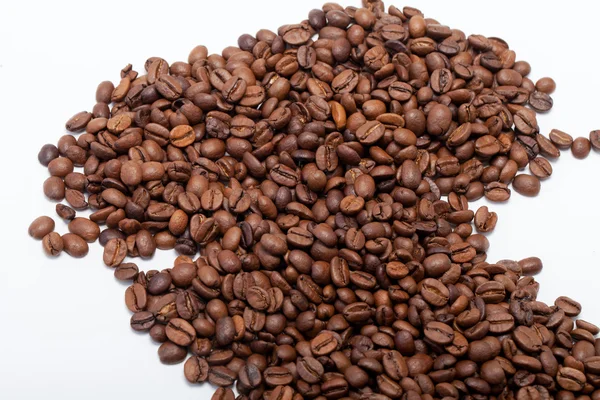 Grãos de café fechar isolado em branco — Fotografia de Stock