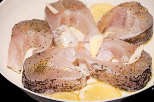 El pescado frito en la sartén —  Fotos de Stock