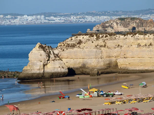 Una sección de la idílica playa de Praia de Rocha en la región del Algarve . —  Fotos de Stock